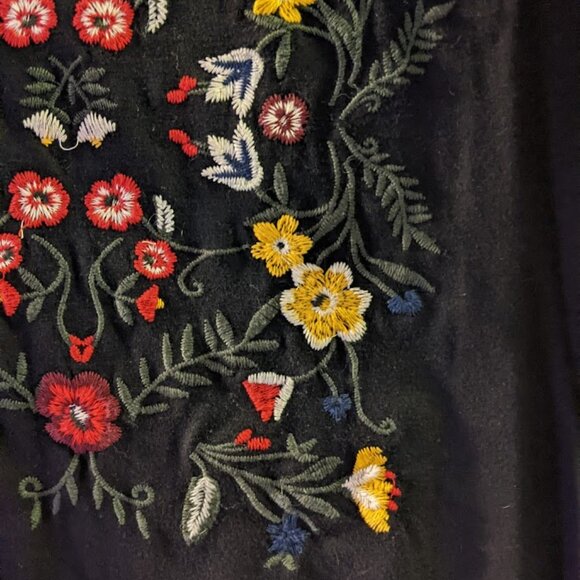 "Les Amis" Floral Embroidered Tee in Size L - Picture 3 of 16